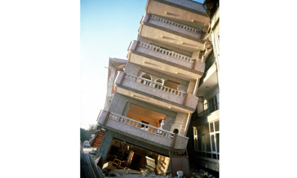 Gebäudeschaden durch Bodenverflüssigung<br /> beim Izmit Erdbeben 1997 in der Türkei